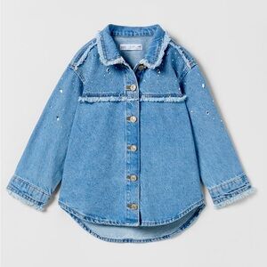 Zara FRAYED DENIM OVERSHIRT WITH RHINESTONES
PRICE NOT AVAILABLE
OUT